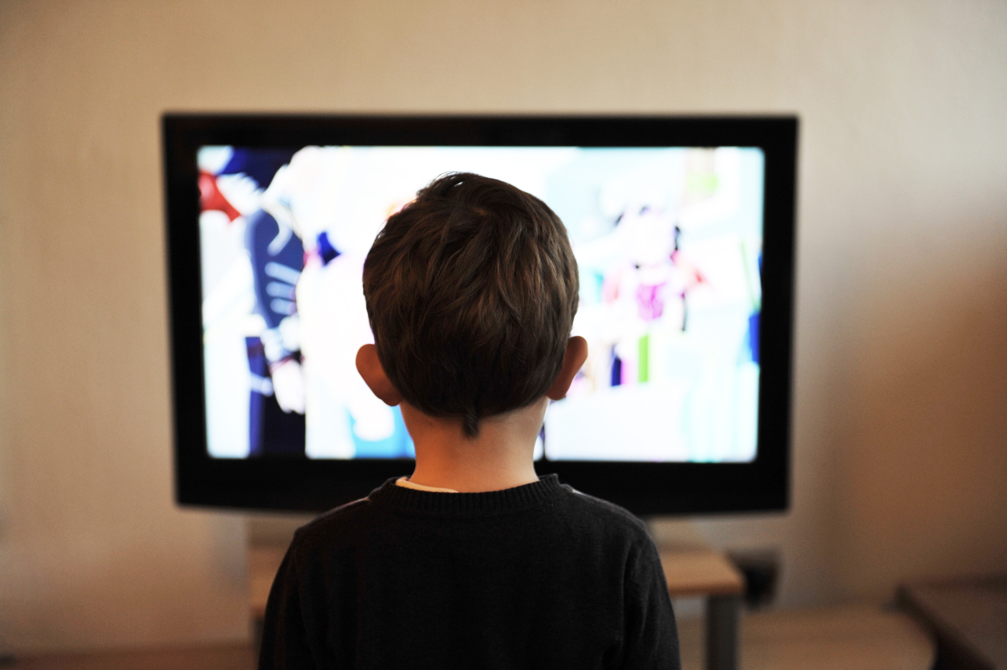 a kid watching tv